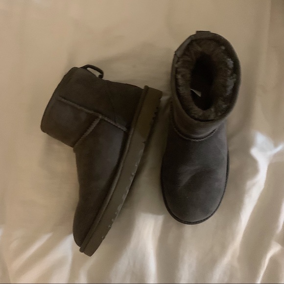 *SOLD* Gray UGG mini II - Picture 6 of 7